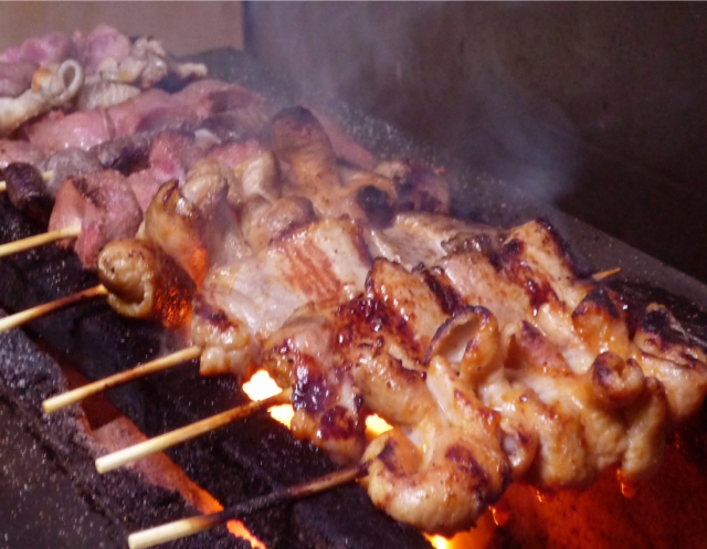炭火もつ串焼き