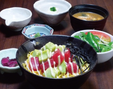 まぐろアボカド丼定食